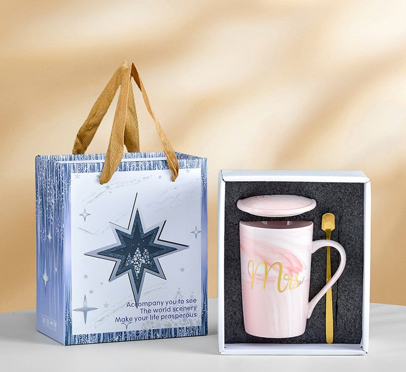 Luxurious Cup Set with Gift Box (Cup with Lid & Spoon) Luxurious Cup Set with Gift Box (Cup with Lid & Spoon)